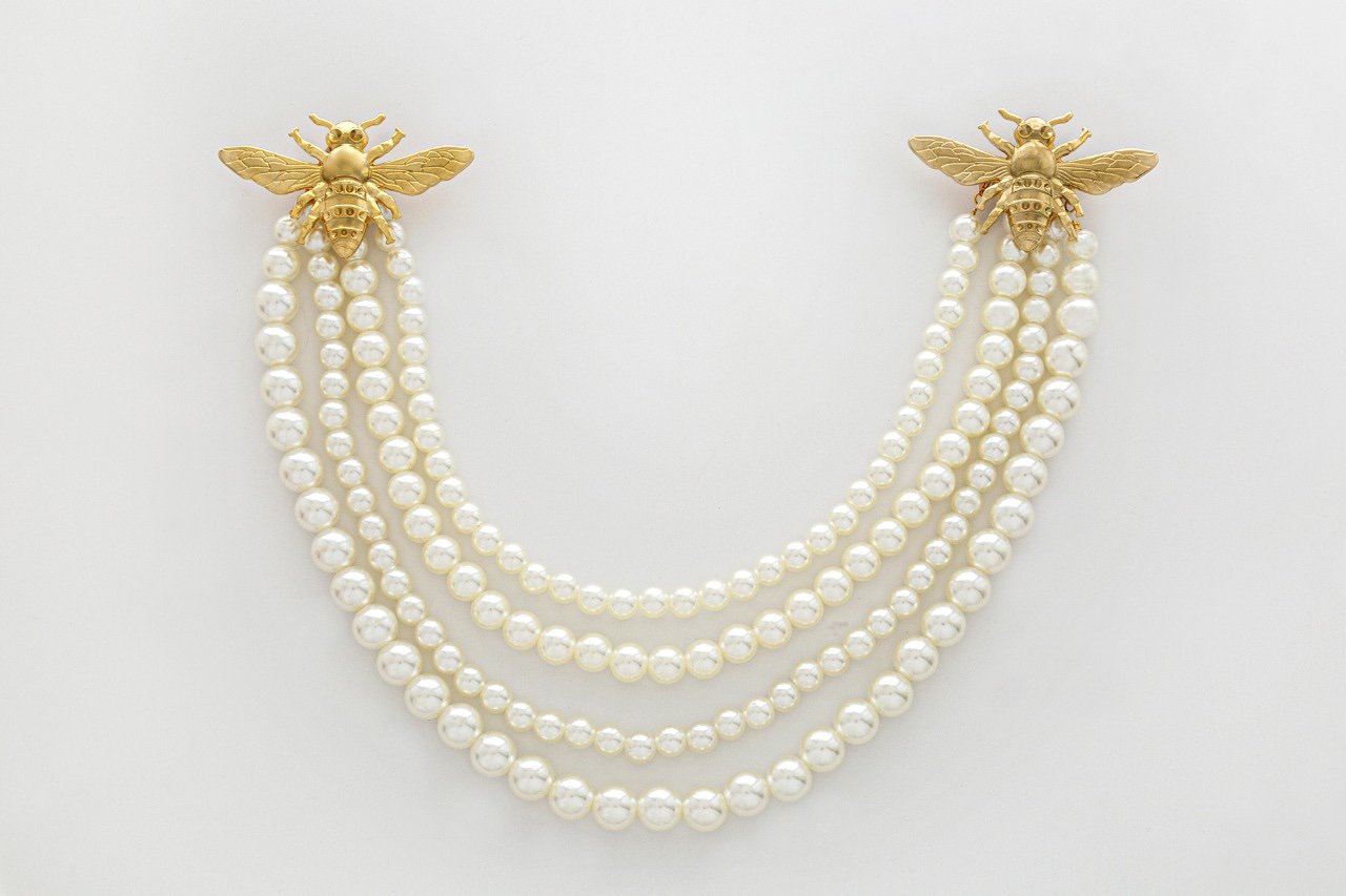 Two Bees 009 + 4 Strings of Pearls - Dorado