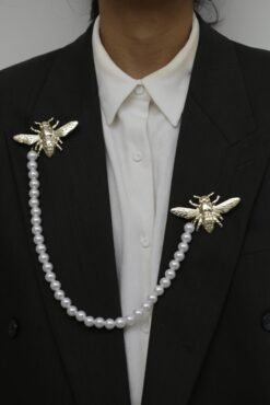 Alternative view of Two Bees 007 + Small Pearls